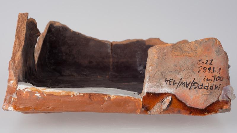 Kafel z postacią giermka trzymającego konia