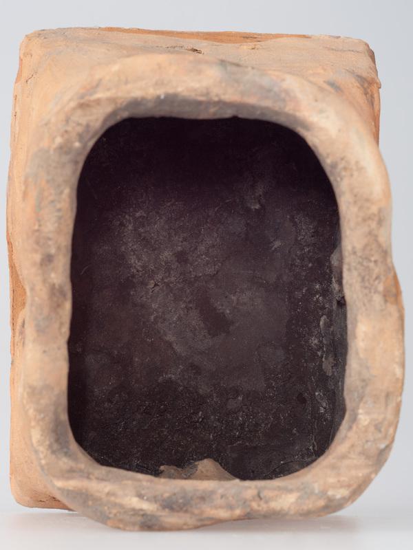 Kafel z wyobrażeniem niedźwiedzia grającego na dudach