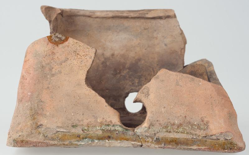 Kafel z gryfem w tarczy herbowej