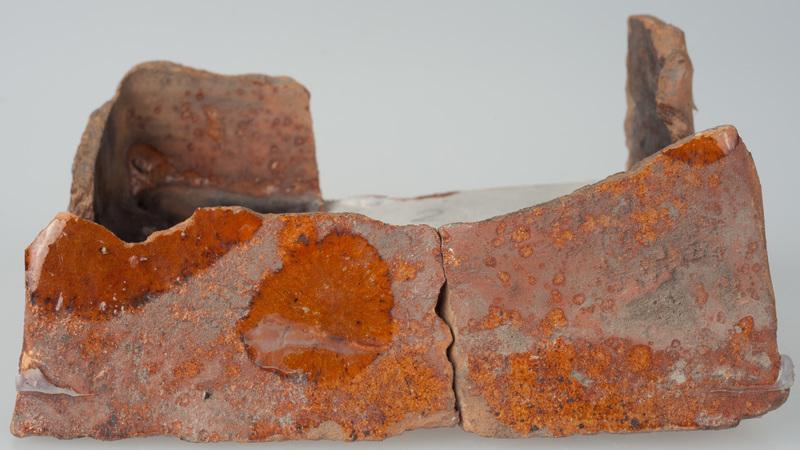 Kafel z postacią giermka trzymającego konia