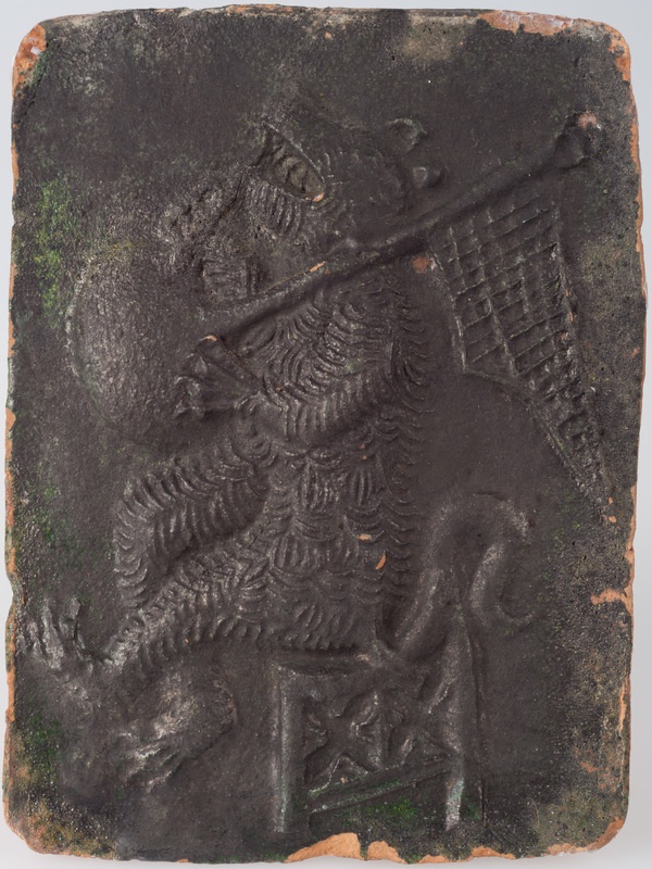 Kafel z wyobrażeniem niedźwiedzia grającego na dudach