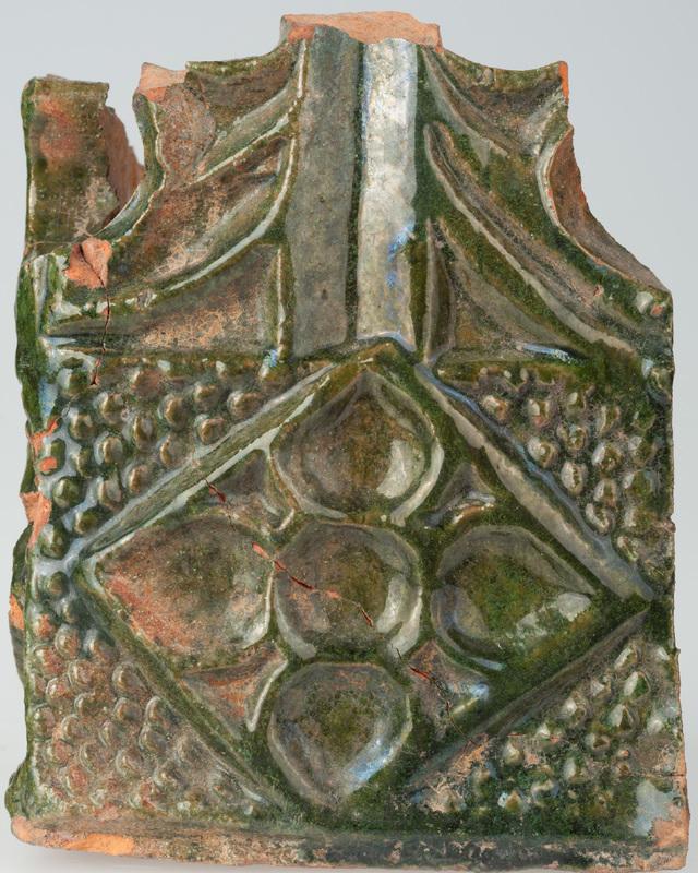 Kafel zdobiony czwórliściem i lilią