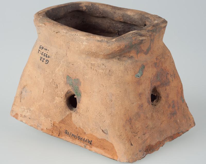 Kafel z wyobrażeniem niedźwiedzia grającego na dudach