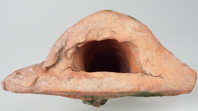 Kafel z wyobrażeniem brodatej ludzkiej twarzy zwieńczonej lilią