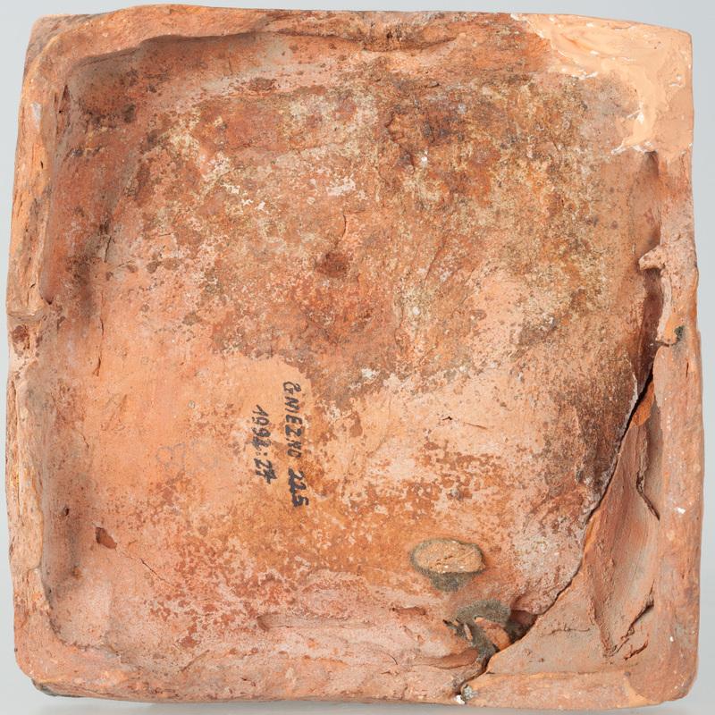 Kafel z ornamentem roślinnym