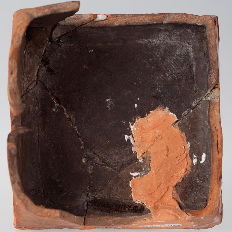 Kafel z pelikanem karmiącym pisklęta