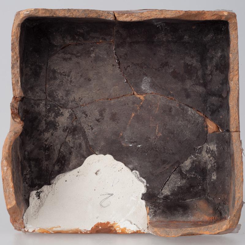 Kafel z postacią giermka trzymającego konia