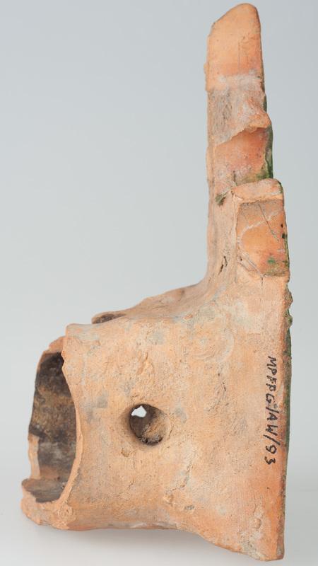 Kafel z sierpem księżyca z ludzką twarzą w otoczeniu gwiazd i z częścią w formie lilii