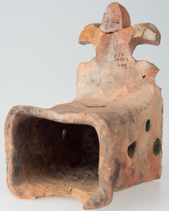 Kafel z wyobrażeniem słońca z ludzką twarzą i częścią w formie lilii 