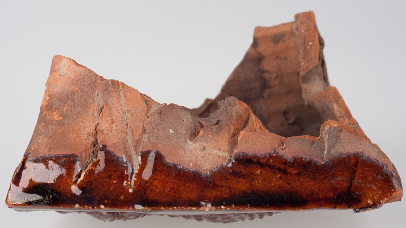 Kafel z kogutem w tarczy herbowej