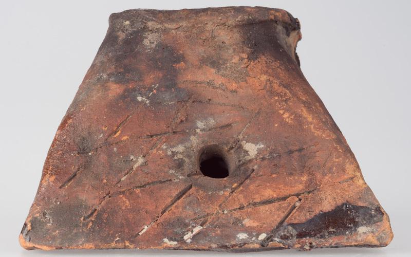 Kafel z parą uciekających zajęcy