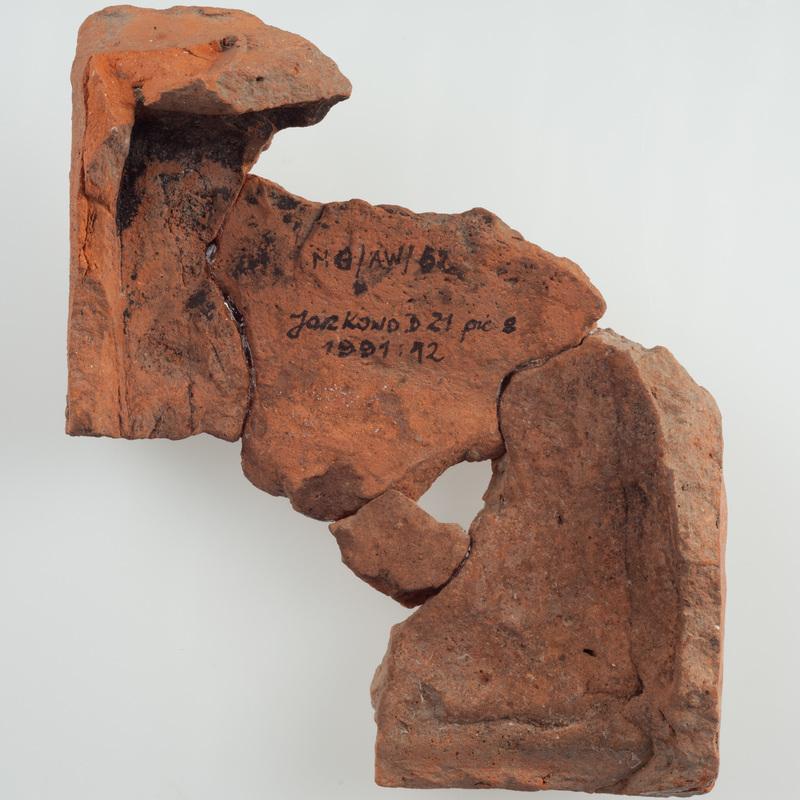 Kafel ze zwierzęciem z głową w koronie