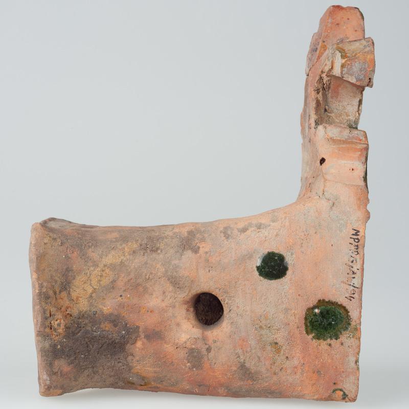 Kafel z wyobrażeniem słońca z ludzką twarzą i częścią w formie lilii 