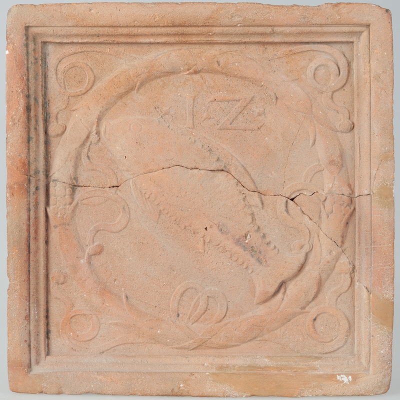 Kafel z rybą w wieńcu i inicjałami I.Z, herb Pierzcha