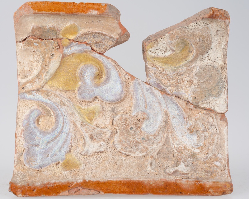 Kafel z ornamentem roślinnym