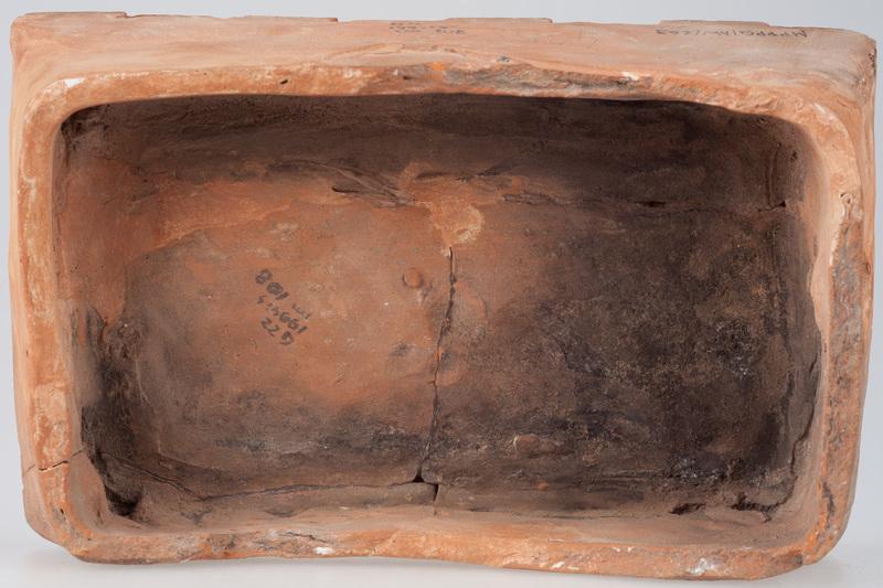 Kafel z ornamentem cekinowo-perłowym