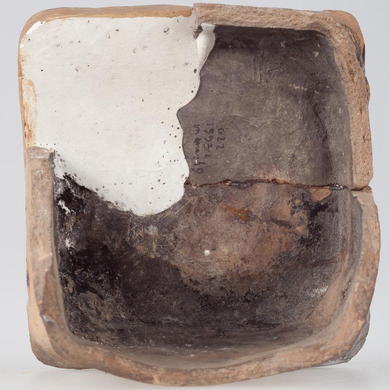 Kafel z herbem Jastrzębiec i głowami