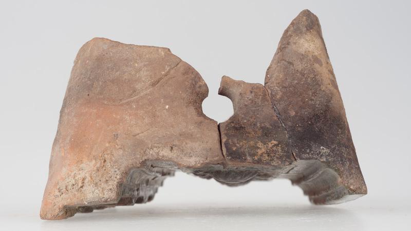 Kafel z ornamentem cekinowo-perłowym