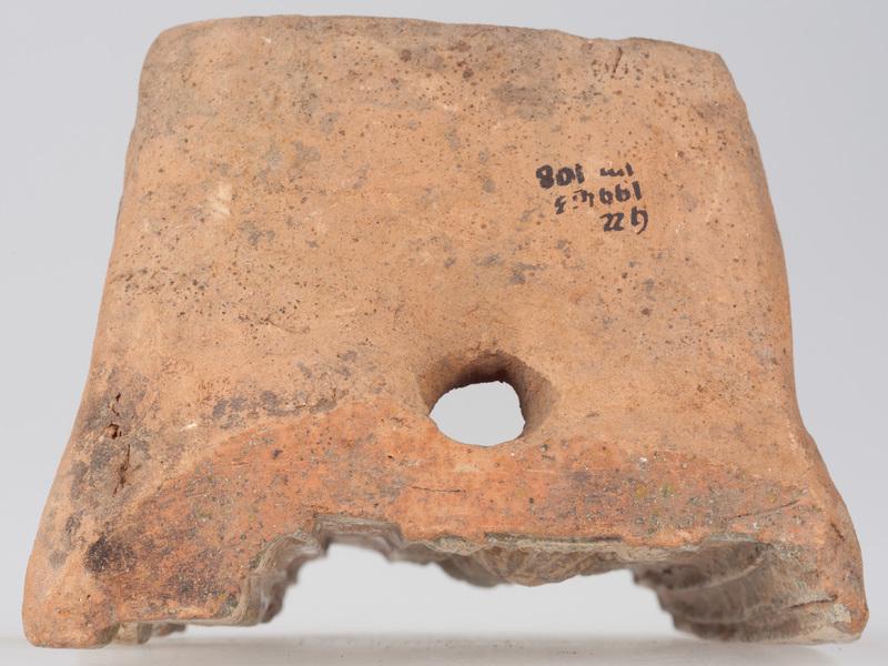 Kafel z ornamentem cekinowo-perłowym