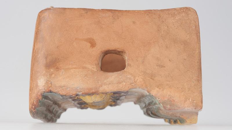 Kafel z ornamentem cekinowo-perłowym