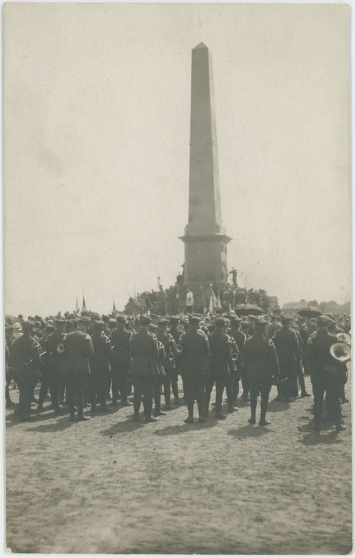 Uroczystość wojskowa przed Pomnikiem Legionów w Szczypiornie