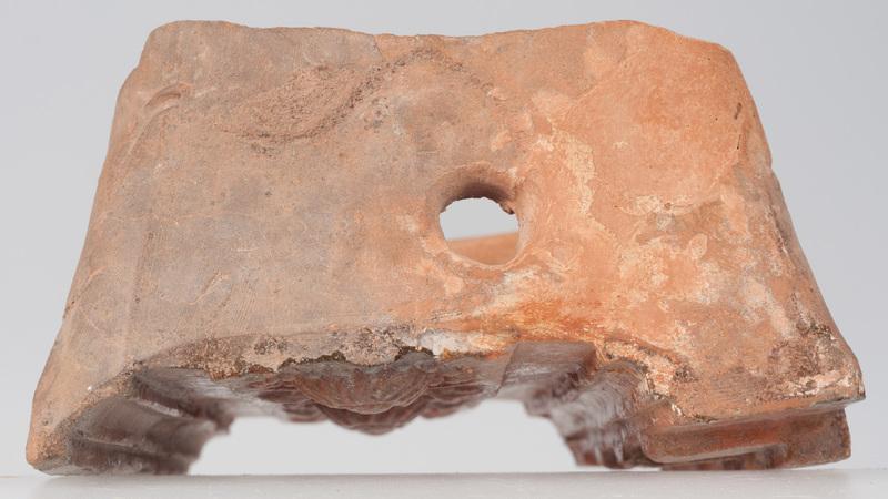 Kafel z ornamentem cekinowo-perłowym