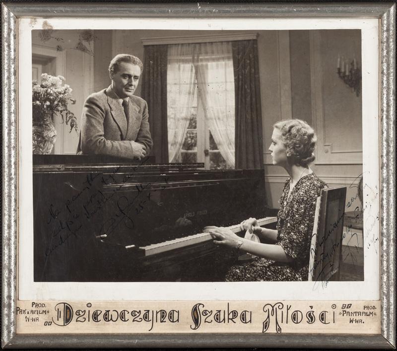 Kadr z filmu "Dziewczyna szuka miłości". Na planie fortepian Arnold Fibiger