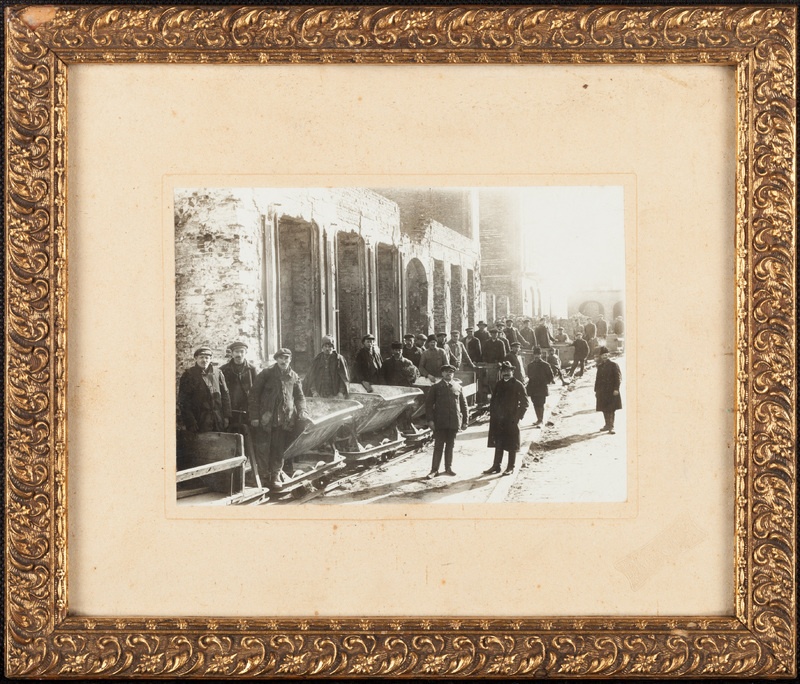 Plac ratuszowy w trakcie odgruzowywania po zniszczeniach I Wojny Światowej 