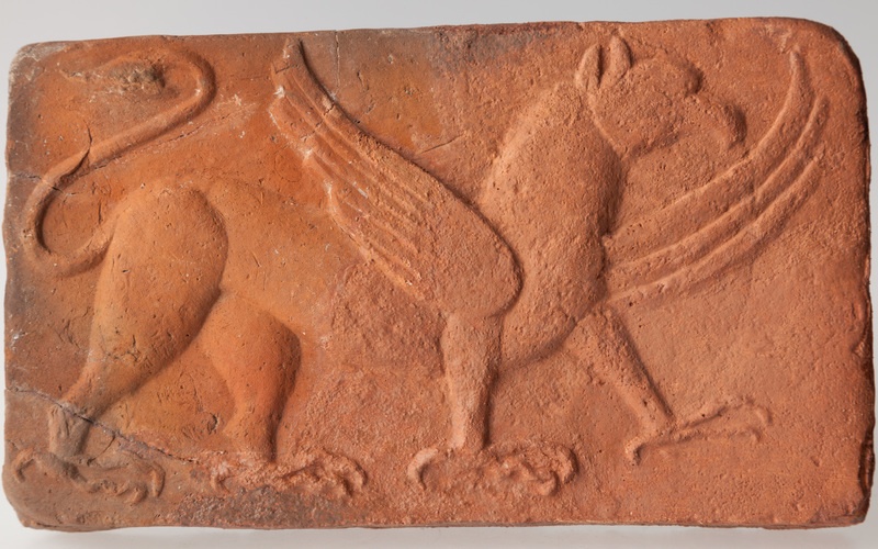 Płytka z wyobrażeniem gryfa