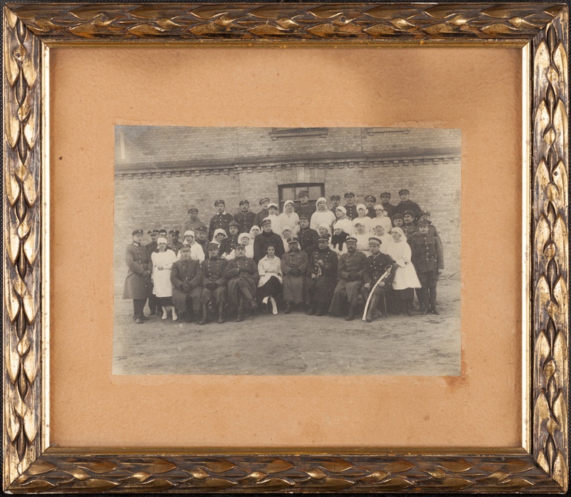 Zdjęcie grupowe personelu szpitala wojskowego 