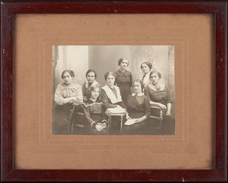 Zdjęcie pamiątkowe mistrzyni krawieckiej Cecylii Ziarniewicz 