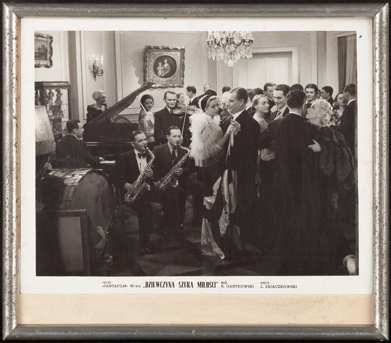 Kadr z filmu "Dziewczyna szuka miłości". Na planie fortepian Arnold Fibiger