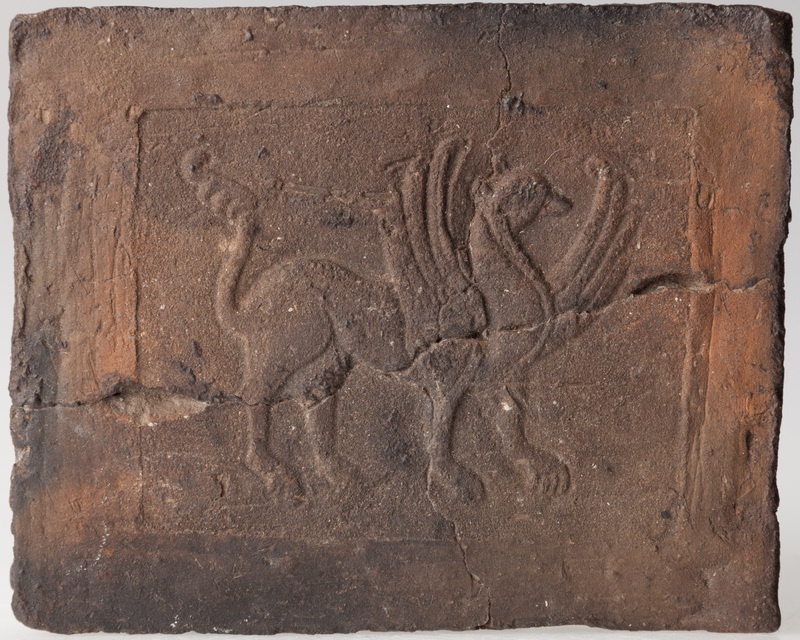 Płytka z wyobrażeniem gryfa bez rozet