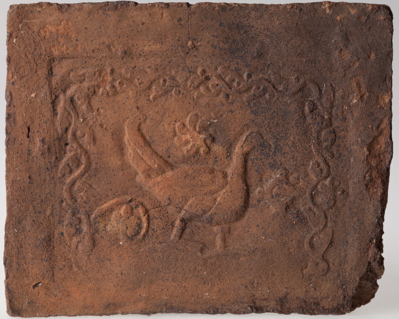 Płytka z wyobrażeniem ptaka w bordiurze