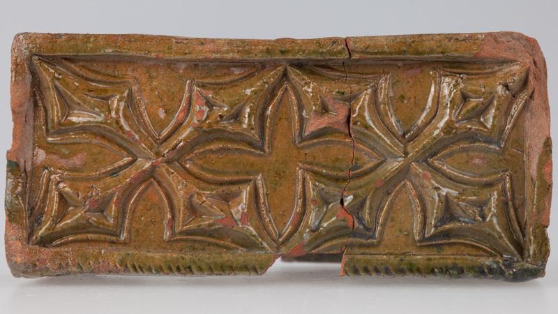 Kafel z herbem i ornamentem