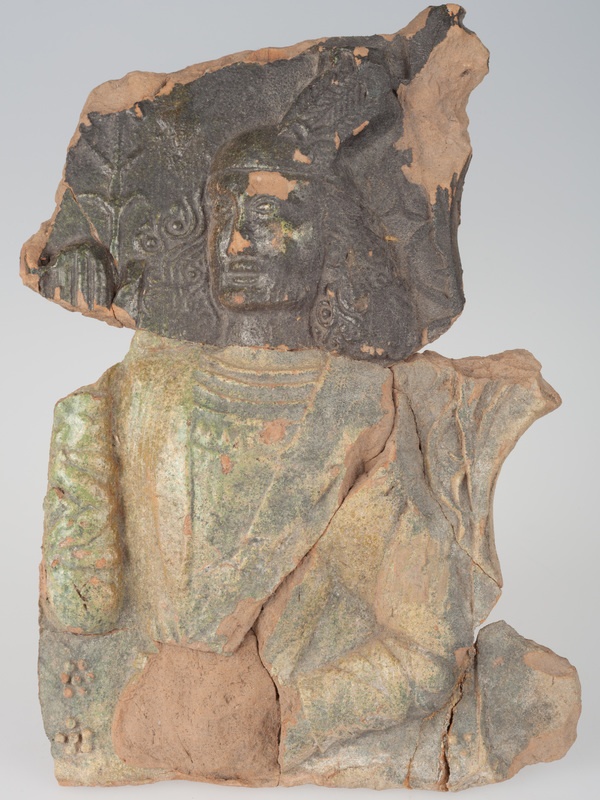 Kafel z postacią młodzieńca w męskim stroju renesansowym