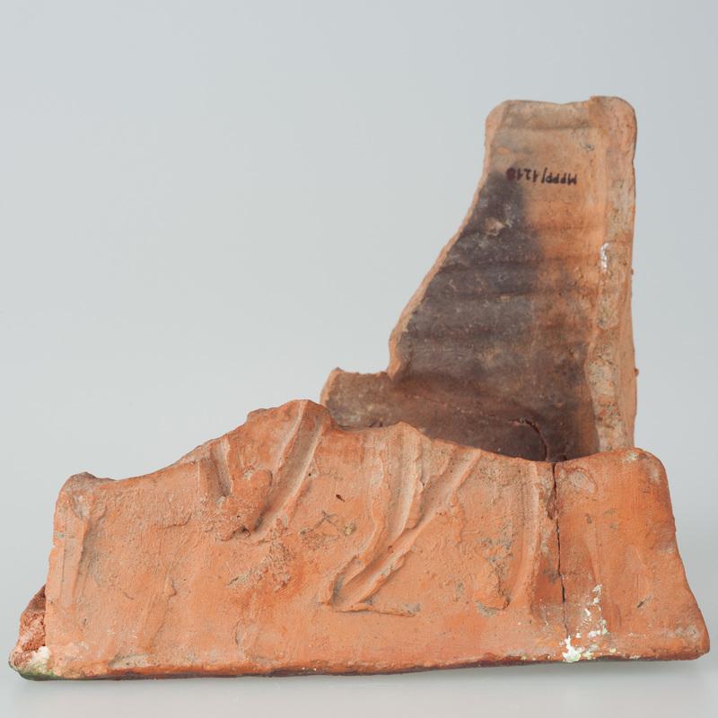 Kafel z tarczą czteropolową: Pogoń, Orzeł Biały, Słup Giedymina, Bojcza, z herbami Polski, Litwy i dynastii Jagiellonów