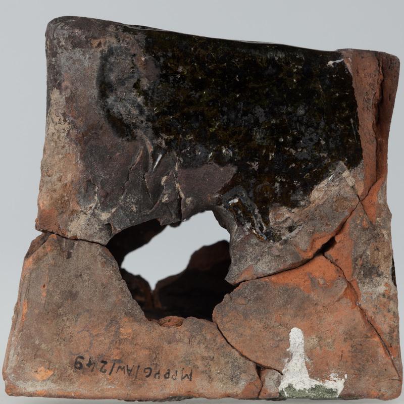 Kafel ze sceną walki rycerza ze smokiem