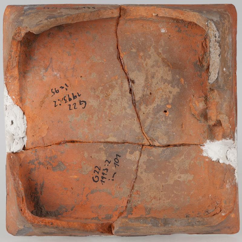 Kafel z ornamentem roślinnym