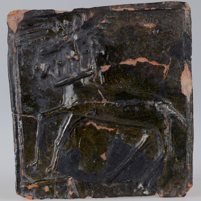 Kafel z wizerunkiem jelenia z koroną na szyi