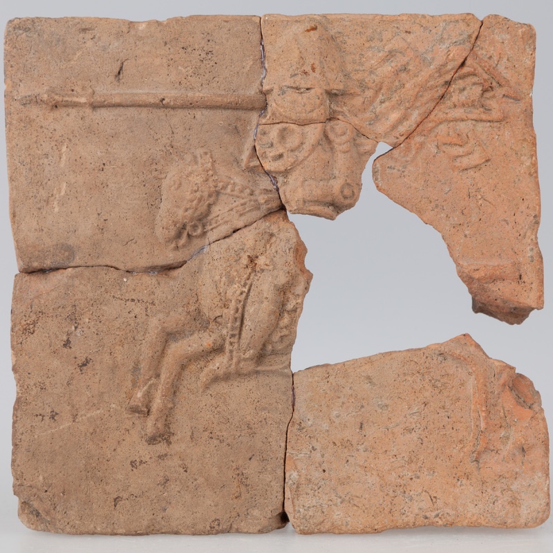 Kafel z wizerunkiem kopijnika i małym herbem Nałęcz na tarczy