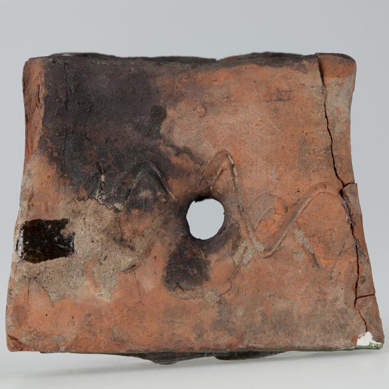 Kafel ze sceną walki rycerza ze smokiem