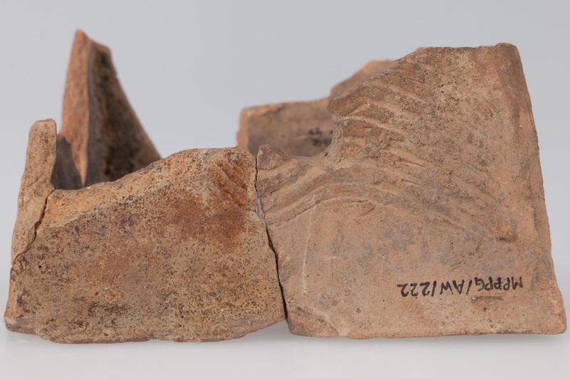 Kafel z wizerunkiem kopijnika i małym herbem Nałęcz na tarczy