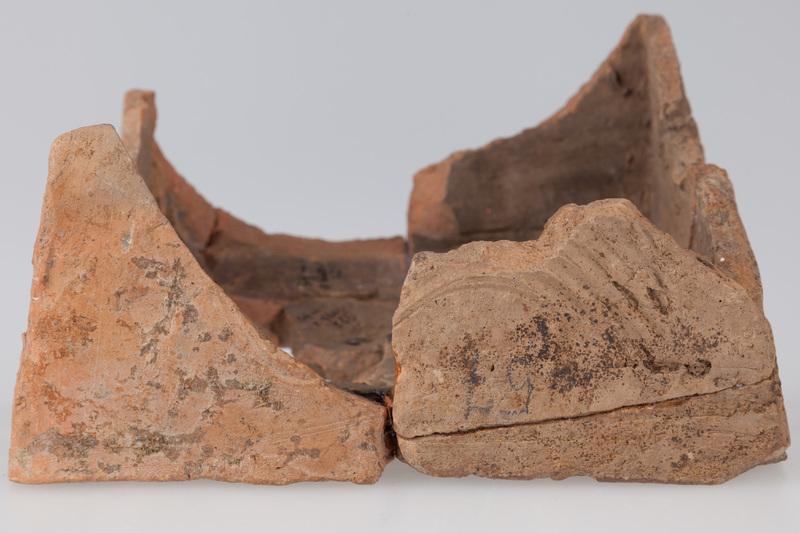 Kafel z wizerunkiem kopijnika i małym herbem Nałęcz na tarczy