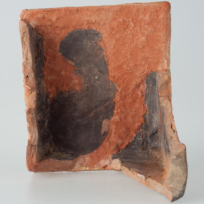 Kafel z tarczą czteropolową: Pogoń, Orzeł Biały, Słup Giedymina, Bojcza, z herbami Polski, Litwy i dynastii Jagiellonów