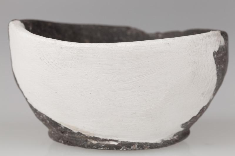 małe uszkodzone naczynie, z wyodrębnionym dnem 