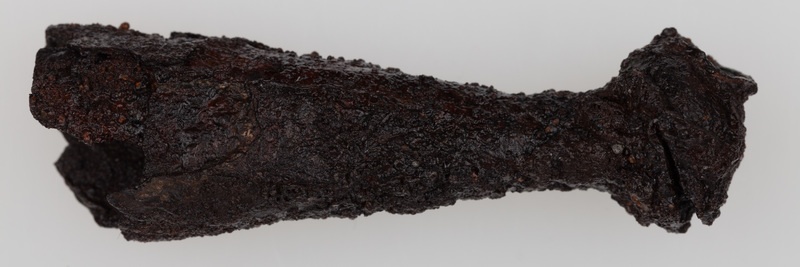 fragmenty okucia pochwy miecza  