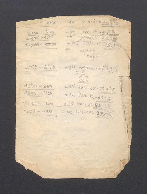 Rodzaj laurki, samodzielnie wyklejonej, z kwiatkami i słoneczkiem, na odwrocie wyliczenia matematyczne