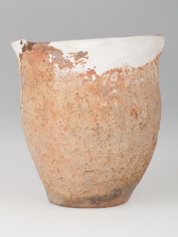 naczynie o wydłużonym kształcie z lekko wyodrębnioną krawędzią 