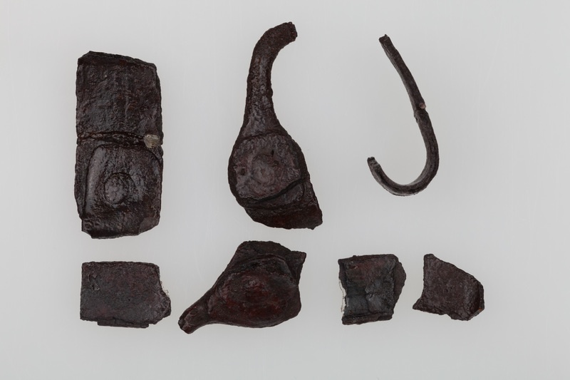 fragmenty okucia pochwy miecza  